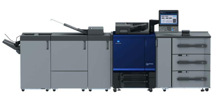 Impresora digital de alta capacidad con varios módulos y pantalla de control.